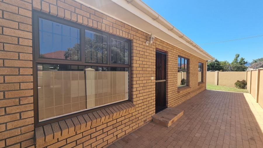 6 Bedroom Property for Sale in Lochnerhof Western Cape